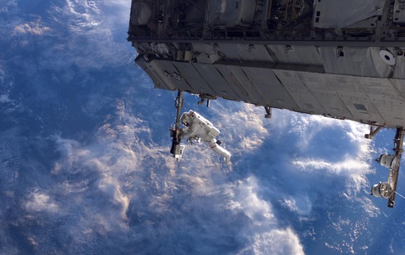 El astronauta Robert Curbeam trabaja en la estructura S1 de la Estación Internacional Espacial durante la misión STS-116 del transborador Discovery. Captura de diciembre de 2006.