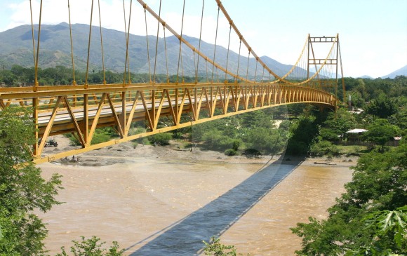 Este es el puente que atraviesa el río Cauca y comunica a Santa Fe de Antioquia con Medellín. FOTO DONALDO ZULUAGA