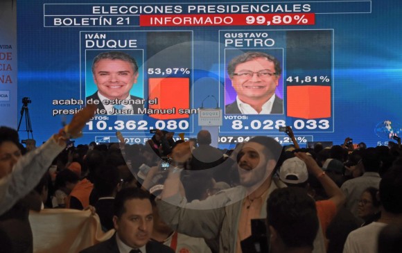 Resultados electorales proyectados en la pantalla principal de la sede de celebración de la campaña. 