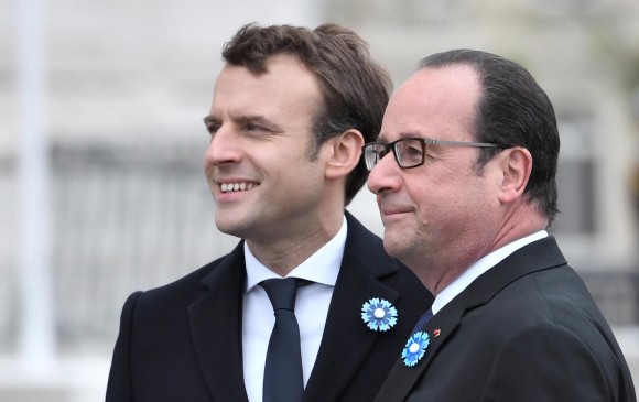 Macron apareció ayer con el todavía jefe de Estado, François Hollande, del que fue ministro.FOTO AFP