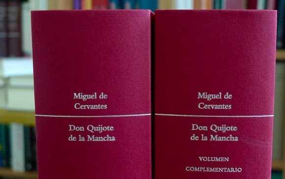La edición del Quijote entregada al Papa Francisco tiene dos tomos. FOTO Cortesía RAE