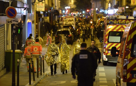 Ataques terroristas en distintos puntos de la ciudad dejaron al menos 153 muertos, y sembraron pánico en todos los parisinos, refugiados en sus casas. FOTO AFP