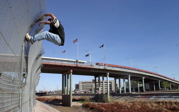Un migrante trata de cruzar la frontera con Estados Unidos. FOTO REUTERS