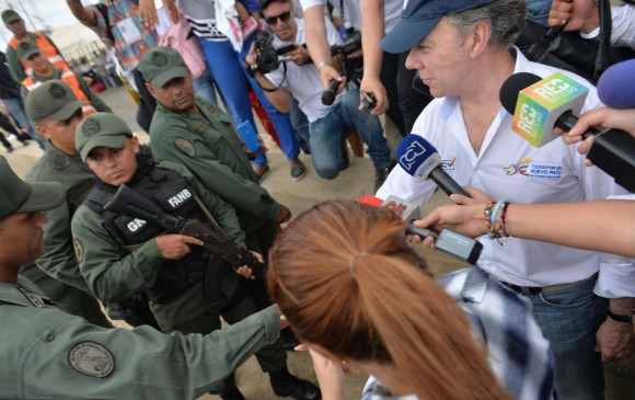 Santos visitó la frontera entre La Guajira y Zulia y saludó a los guardias venezolanos. FOTO cortesía