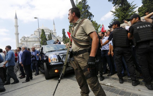 Los operativos del Ejército turco por las calles de Ankara en busca de militares golpistas se ha extendido por 48 horas. Las fuerzas dijeron que ya estaban “neutralizados” por completo. FOTO AP