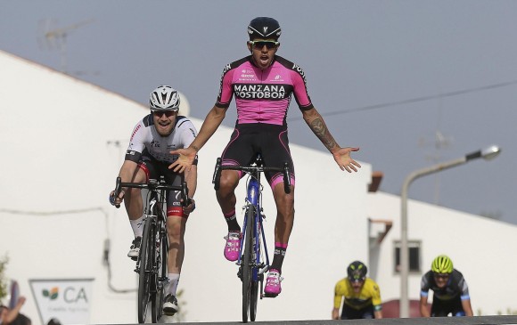 Juan Sebastián Molano le dio ayer a Colombia el décimo triunfo de etapa en Portugal. El de Manzana ganó al esprint. FOTO EFE
