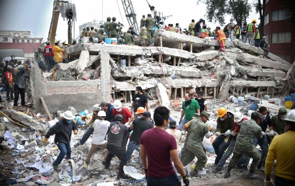 Continúan las labores de rescate en México, tras el terremoto que azotó al país este martes. FOTO AFP