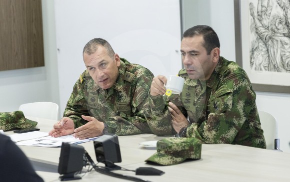 A la izquierda el nuevo comandante de la VII División, general Juan Carlos Ramírez. A la derecha, el comandante de la IV Brigada, general Juvenal Díaz. FOTO camilo suárez