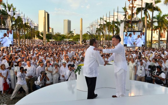 Tras la firma, Rodrigo Londoño y Juan Manuel Santos estrecharon sus manos. FOTO CORTESÍA PRESIDENCIA