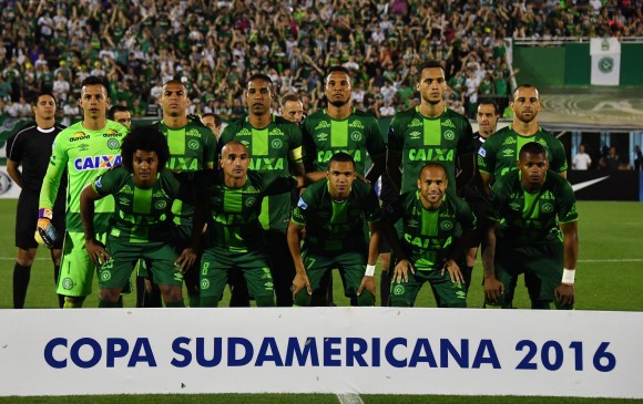 La tragedia del club brasileño Chapecoense conmovió al mundo del fútbol. FOTO AFP