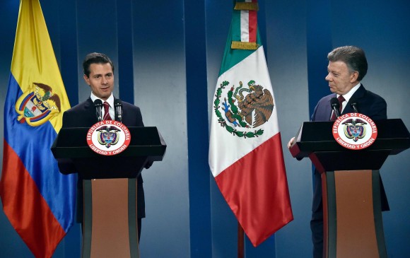 De izquierda a derecha, el presidente de México, Enrique Peña Nieto; y el presidente de la República de Colombia, Juan Manuel Santos. FOTO AFP