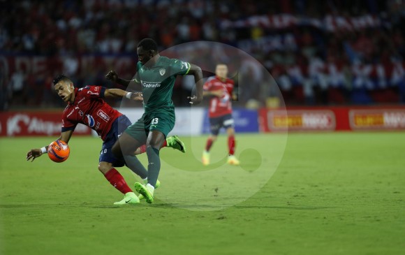 Entretenido resultó el encuentro entre Medellín y Equidad, que al final terminó igualado 1-1. Con ese resultado el club escarlata se aseguró jugar los cuartos de final de la Liga. FOTO jaime pérez