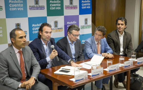 Las nuevas medidas fueron anunciadas por el ministro de Salud, Alejandro Gaviria (centro), en compañía de los socios de la EPS y la Superintendencia de Salud. FOTO Edwin Bustamante