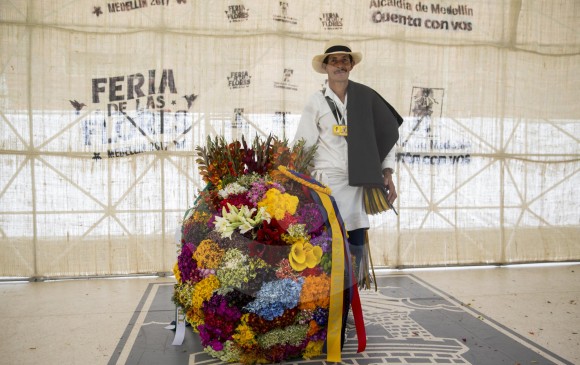 John Jairo Grajales Gómez, de la vereda El Porvenir, se fue ayer para Santa Elena con dos premios. FOTO Esteban Vanegas