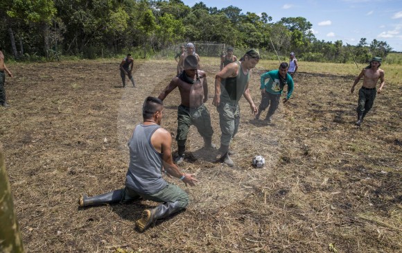 Los excombatientes de las Farc tienen sus ratos de ocio en las canchas, pero para competir en el rentado se requiere formación desde jóvenes. FOTO Esteban Vanegas