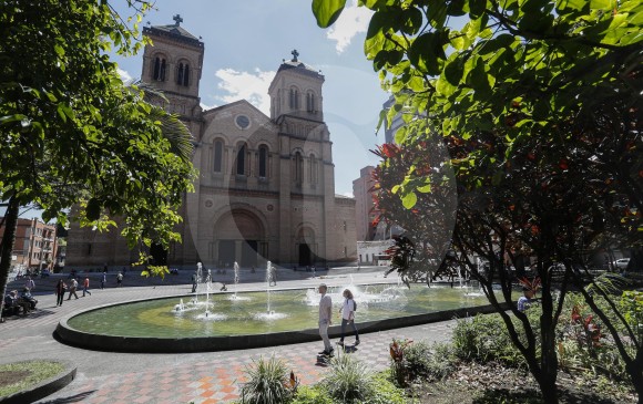 En los últimos años, el Parque Bolívar ha ganado seguridad, lo que constituye un atractivo para visitarlo. La Catedral Metropolitana, considerada patrimonio arquitectónico, es uno de sus principales atractivos, igual que la fuente de agua. FOTO MANUEL SALDARRIAGA