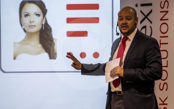 Daniel Ortiz, representante de LexisNexis, expuso ante empresarios algunas alternativas tecnológicas para prevenir el fraude, en evento organizado por la Cámara de Comercio Colombo Americana, en Medellín. Foto: Julio César Herrera.