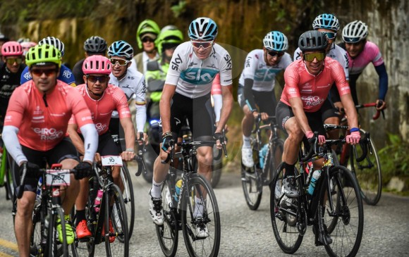 Hasta con aficionados, Froome rodó en Antioquia gracias a Rigo. ¿Será que en 2019 vuelve a esta tierra pero a competir? FOTO jaime pérez