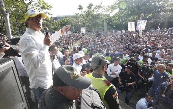 El candidato presidencial Gustavo Petro, se enfrentó al alcalde, Federico Gutiérrez, por el evento. FOTO Róbinson Sáenz