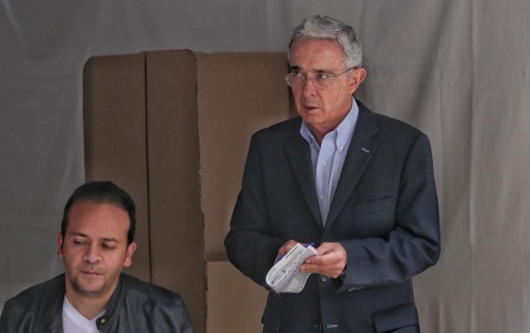El senador y expresidente Álvaro Uribe apoya la eliminación de la ley, por dificultades para contratar en elecciones. FOTO COLPRENSA