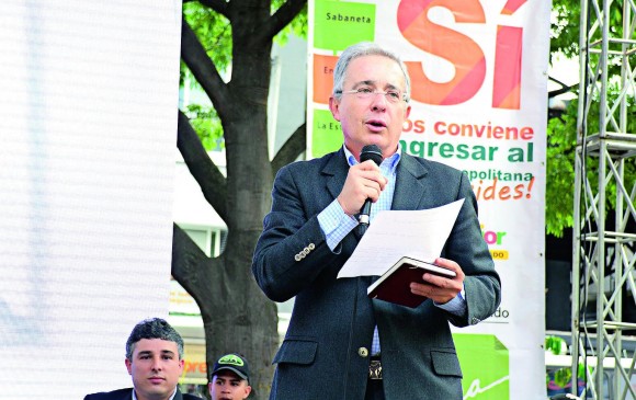 En opinión de Álvaro Uribe el ingreso de Envigado al Área es un tema de interés cívico. FOTO cortesía alcaldía de envigado