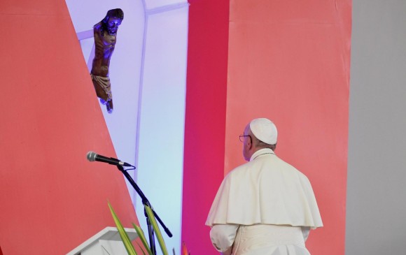 El Crucificado de Bojayá se convirtió en un símbolo de reconciliación en Colombia. El Papa Francisco dijo que significa que Cristo vino para sufrir con su pueblo y para su pueblo. FOTO efe