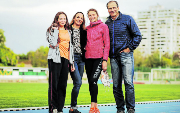Franka, Ximena, Martina y Gert, la familia Weil-Restrepo que sigue inmersa en el deporte base. FOTO CORTESÍA la tercera de chile