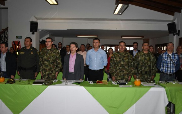 El gobernador Luis Pérez presidió el encuentro con alcaldes y autoridades del Oriente. FOTO cortesía gobernación de antioquia