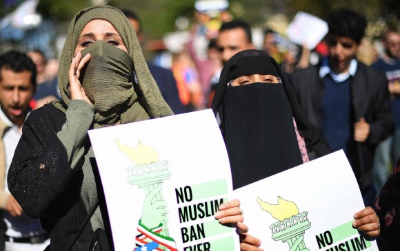 Mujeres musulmanas durante una protesta en Norteamérica. FOTO: AFP