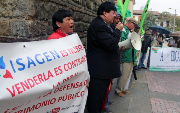 Organizaciones sociales y sindicales protestaron ayer al frente del Ministerio de Hacienda, en Bogotá. FOTO colprensa