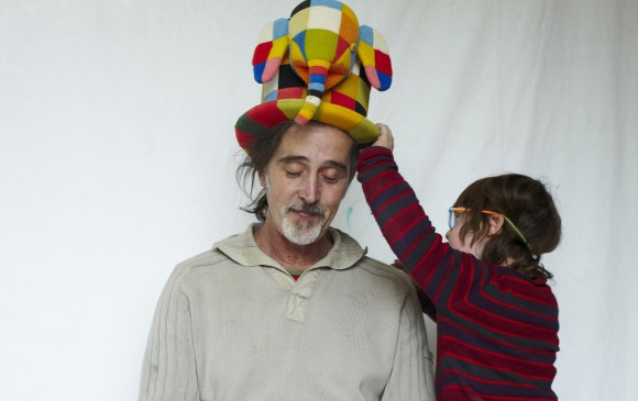 El argentino residente en España, Gusti Rosemffet, tiene un hijo con síndrome de Down. El arte le ha permitido, como padre, comunicarse mejor con su hijo y fortalecer los lazos. FOTO Cortesía