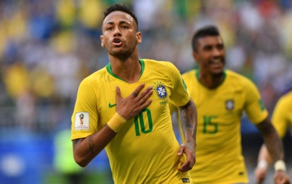 El brasileño Neymar es una de las opciones para sustituir a Cristiano Ronaldo en la delantera del Real Madrid. FOTO AFP