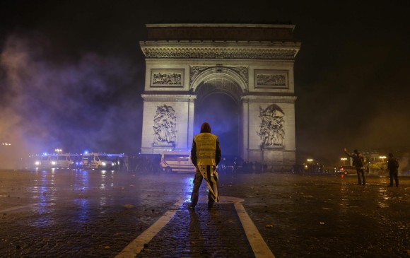 El Arco del Triunfo fue ocupado por un grupo de alborotadores. El monumento también ha sufrido daños. FOTO: AFP