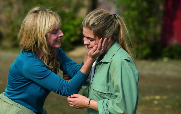 En la película, Karin Viard (izquierda) hace el papel de Gigi, la mamá de Paula (Louane Emera), exparticipante del reality La Voz en Francia en 2013. FOTO colprensa