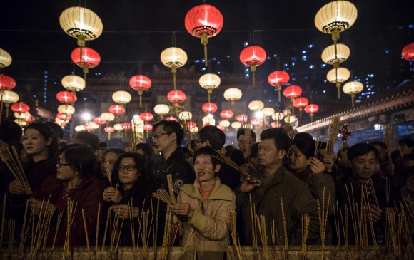 Así como el mundo occidental celebra el Añoviejo, el chino también festejó el último día del año de la Cabra para saludar al Mono. FOTO AFP