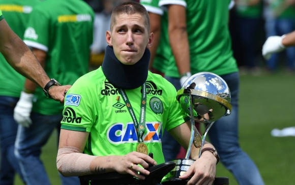 Follmann recibió el año pasado el trofeo de la Copa Sudamericana en una ceremonia póstuma en el estadio Arena Condá. FOTO AFP