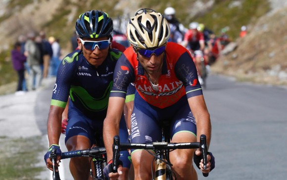 Nairo se ha mostrado medido en el Giro, estudiando los movimientos de sus rivales, como a Nibali (adelante). Hoy, en la montaña, tendrá una buena oportunidad de imponer su talento. FOTO AFP