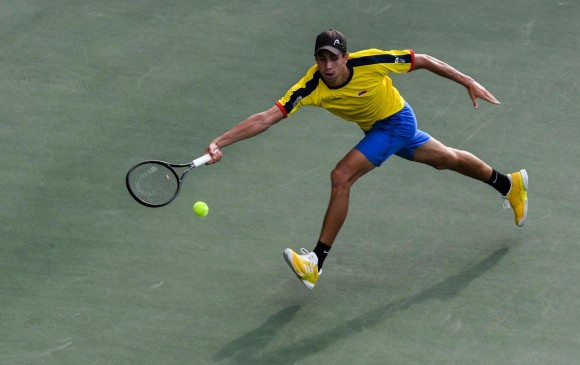 Daniel Galán, que cumple su segunda convocatoria en Copa Davis, dejó ayer buenas sensaciones en su compromiso. Es la raqueta número uno de Colombia y solo tiene 21 años de edad. FOTO AFP