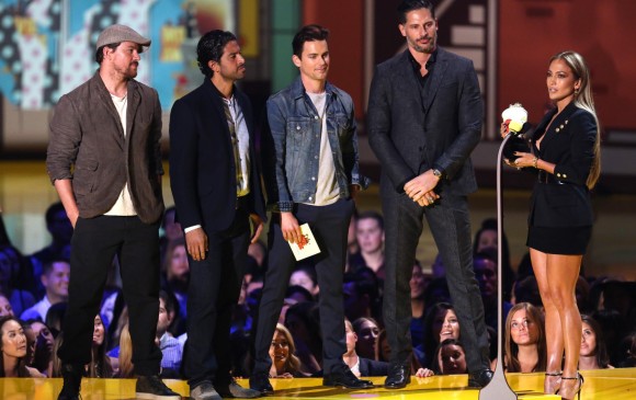 Channing Tatum, Adam Rodriguez, Matt Bomer y Joe Manganiello le entregaron el premio de Mejor “asustada” a Jennifer López en su papel de Cercana Obsesión. FOTO AP