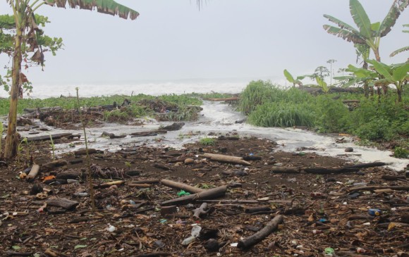 Olas hasta de ocho metros causaron destrozos en la cosa de Juradó, Chocó. FOTO CORTESÍA