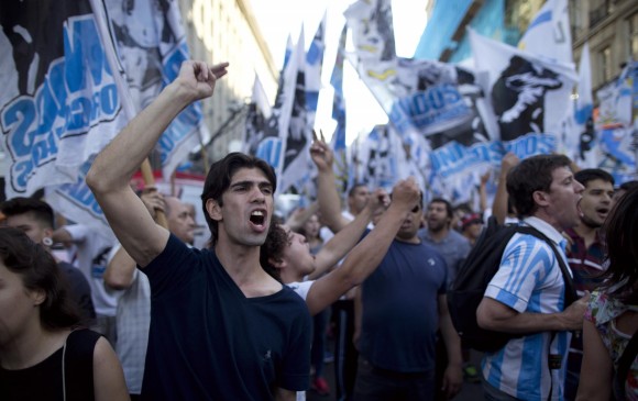 Los seguidores de Macri celebraron su triunfo en las calles. FOTO: AP