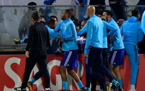 El momento en el que el lateral francés Patrice Evra le propina una patada en la cabeza a un aficionado de su equipo. FOTO AFP