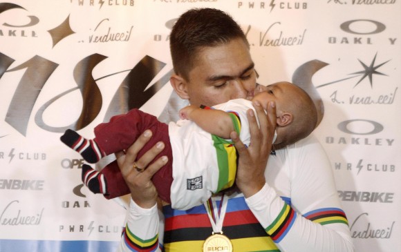 El ciclista paisa besó a su hijo durante la rueda de prensa que ofreció en Medellín a su regreso del Mundial en Holanda. FOTO EFE