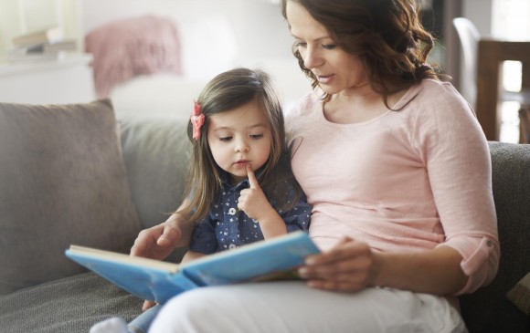Leerles a los niños crea una conexión especial entre padres e hijos, además con la literatura, claro. FOTO sstock