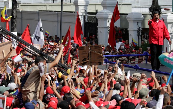 Una muchedumbre recibió al presidente Nicolás Maduro en Caracas. FOTO Reuters
