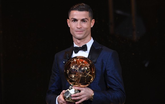 Cristiano Ronaldo recibió este jueves su quinto Balón de Oro en una ceremonia celebrada en la Torre Eiffel. FOTO AFP
