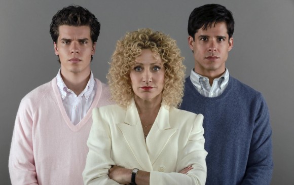 Gus Halper, Edie Falco y Miles Gastón Villanueva protagonizan la serie Law & Order True Crime: El caso Menéndez. FOTO Cortesía FOX