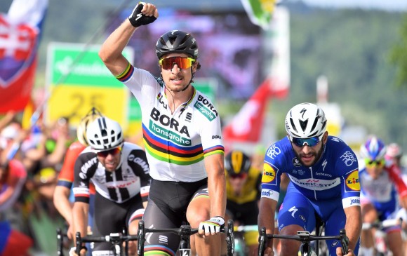 Este es el momento de la victoria de Peter Sagan sobre Fernando Gaviria en la segunda etapa de la Vuelta a Suiza. FOTO EFE