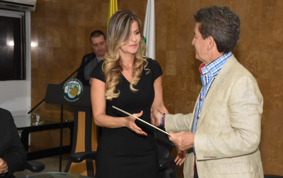 Alina Marcela Restrepo Rodríguez, alcaldesa encargada de Barbosa, en compañía del gobernador de Antioquia. FOTO: Cortesía Gobernación de Antioquia. 