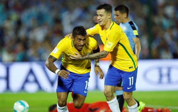 En la imagen aparece Paulinho, quien fue la gran figura del compromiso al anotar una tripleta para Brasil. FOTO Reuters